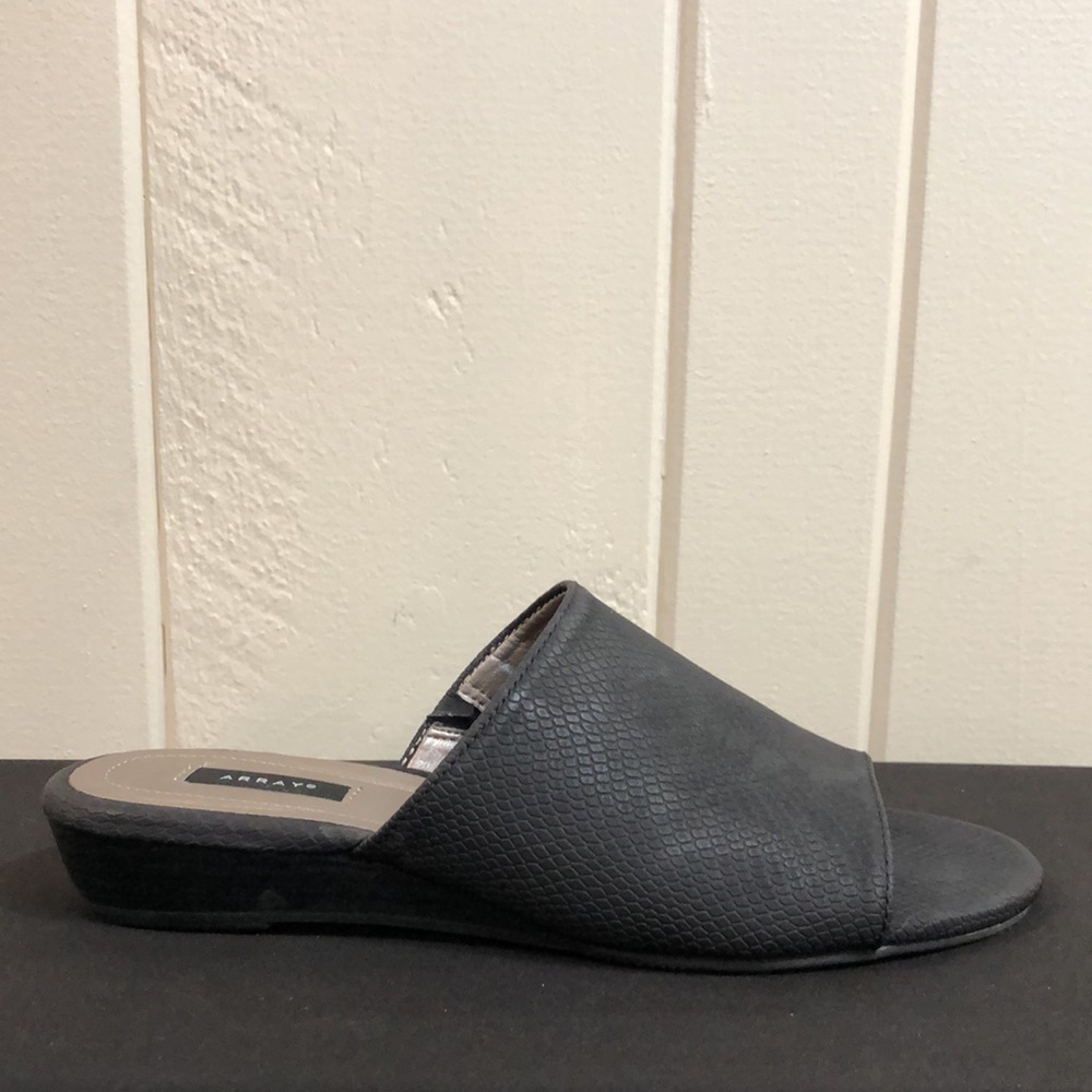 Array Black Low Heel - Picture 12 of 12